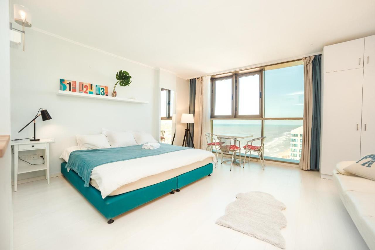 Sunny Sea View Studio Apartment Herzliya Exterior photo